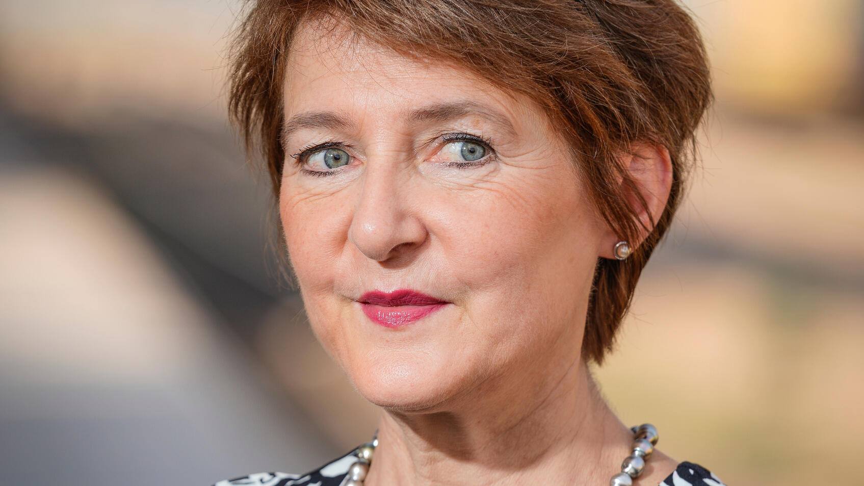 Simonetta Sommaruga démissionne du Conseil Fédéral.